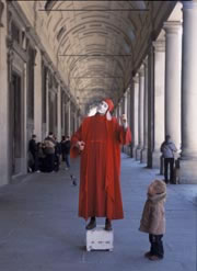 フィレンツェのウフィツィ美術館前で
ダンテに扮する大道芸人