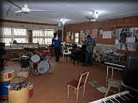 楽器が並ぶ音楽室