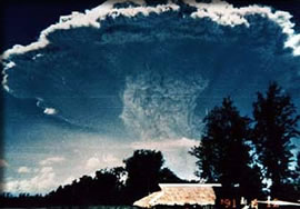 ピナツボ火山上空のキノコ雲